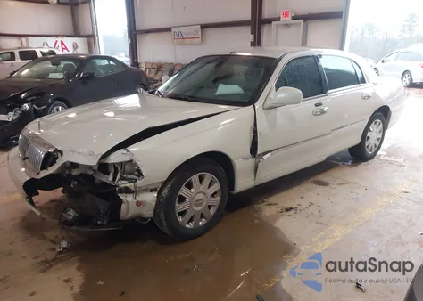 2005 Lincoln Town Car Signature Limited from USA, damaged, VIN 1LNHM82W85Y608053